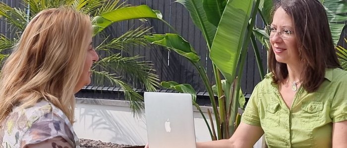 Esther Meseguer, experta en evolución personal, con una paciente